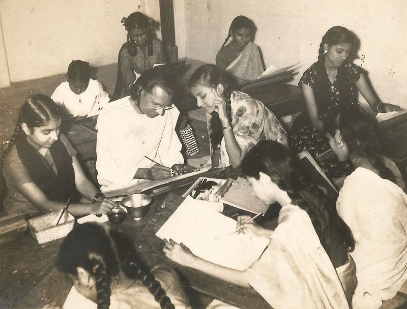 Prof. Sukhvir Sanghal teaching students at Kala Bharti in Allahabad