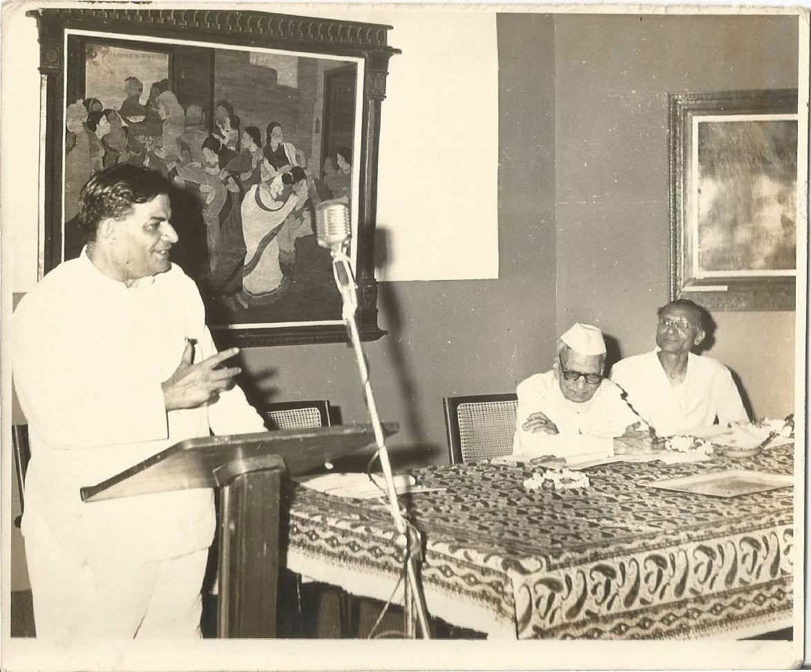 Dr. Gopal Tripathi, the then Vice Chancellor of Lucknow University addressing the audience during the inauguration of Prof. Sukhvir Sanghal's solo art exhibition