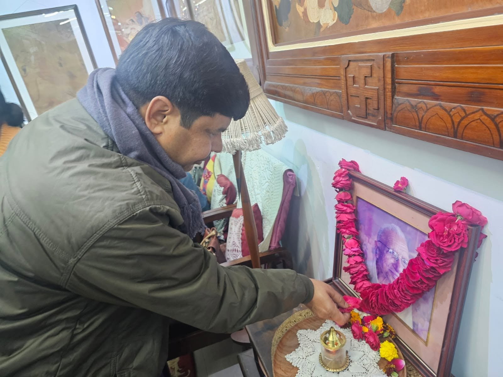 Paying respects to Prof. Sukhvir Sanghal through a traditional tribute ceremony